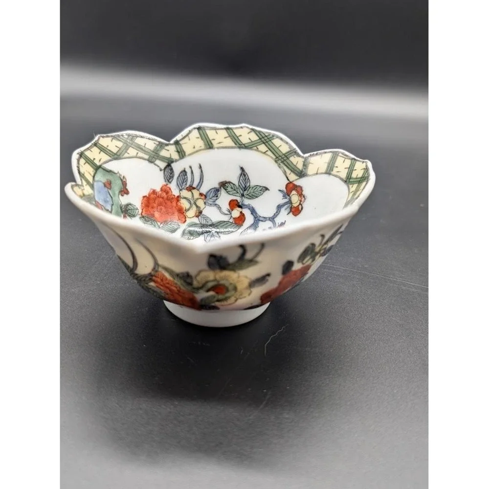 Japanese Porcelain Hand Painted‎ Lotus Rim Bowl 4.5